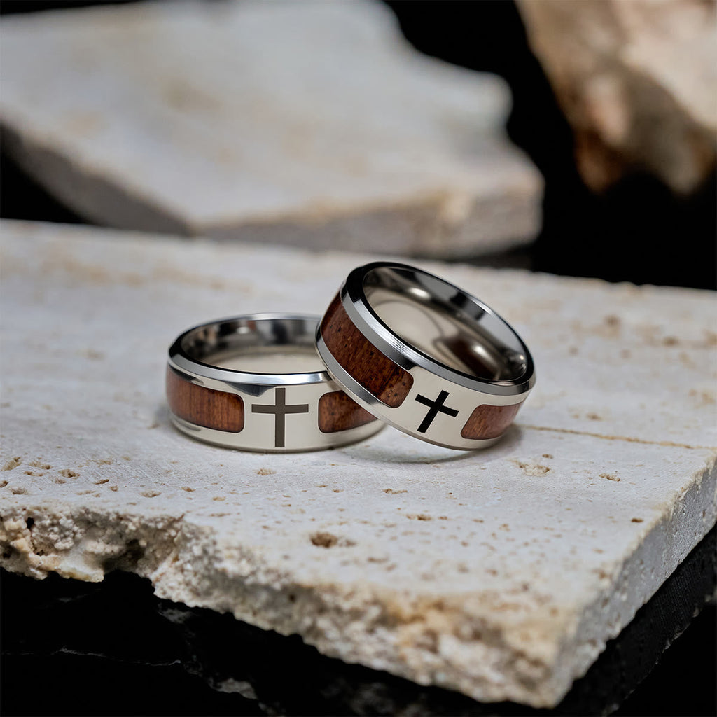 Anillo Moderno de Cruz con Detalle de Madera: Fe Enraizada en la Naturaleza