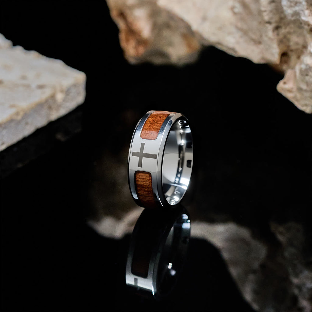 Anillo Moderno de Cruz con Detalle de Madera: Fe Enraizada en la Naturaleza