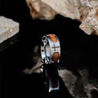 Anillo Moderno de Cruz con Detalle de Madera: Fe Enraizada en la Naturaleza