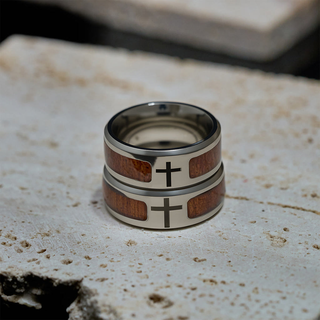 Anillo Moderno de Cruz con Detalle de Madera: Fe Enraizada en la Naturaleza