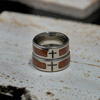Anillo Moderno de Cruz con Detalle de Madera: Fe Enraizada en la Naturaleza