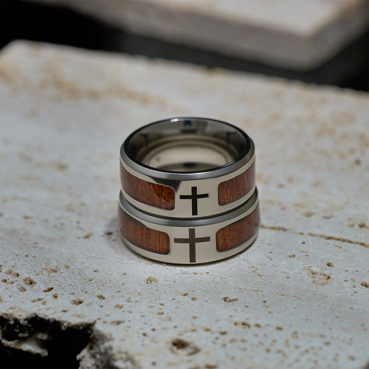 Anillo Moderno de Cruz con Detalle de Madera: Fe Enraizada en la Naturaleza