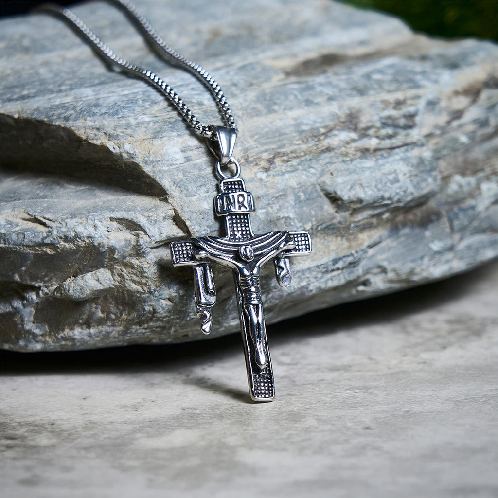 Collar Artístico de Cruz INRI en Plata de Ley: Mezcla Única de Arte y Fe