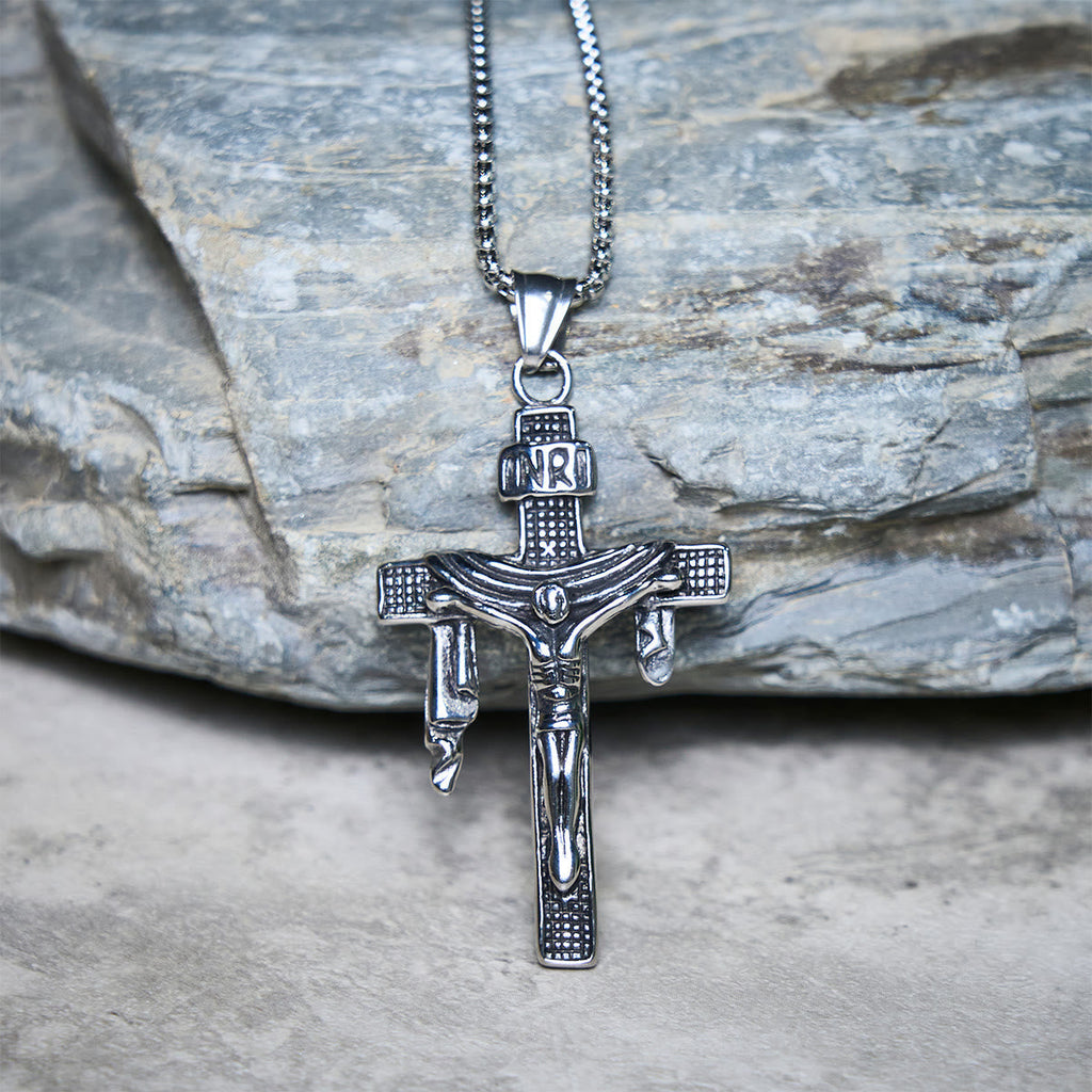 Collar Artístico de Cruz INRI en Plata de Ley: Mezcla Única de Arte y Fe