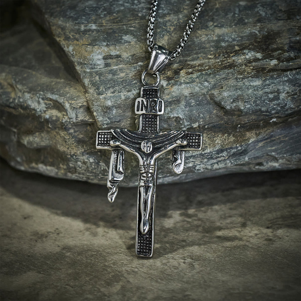 Collar Artístico de Cruz INRI en Plata de Ley: Mezcla Única de Arte y Fe
