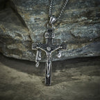 Collar Artístico de Cruz INRI en Plata de Ley: Mezcla Única de Arte y Fe