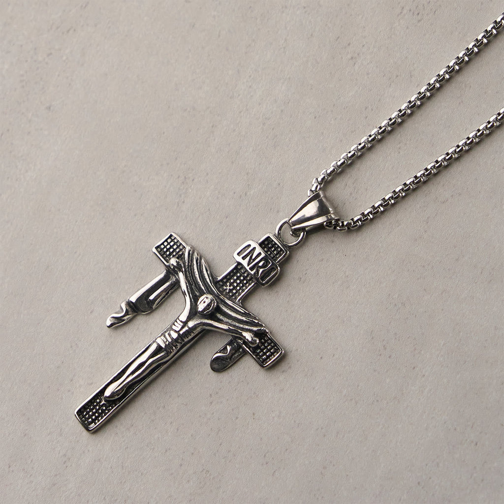 Collar Artístico de Cruz INRI en Plata de Ley: Mezcla Única de Arte y Fe