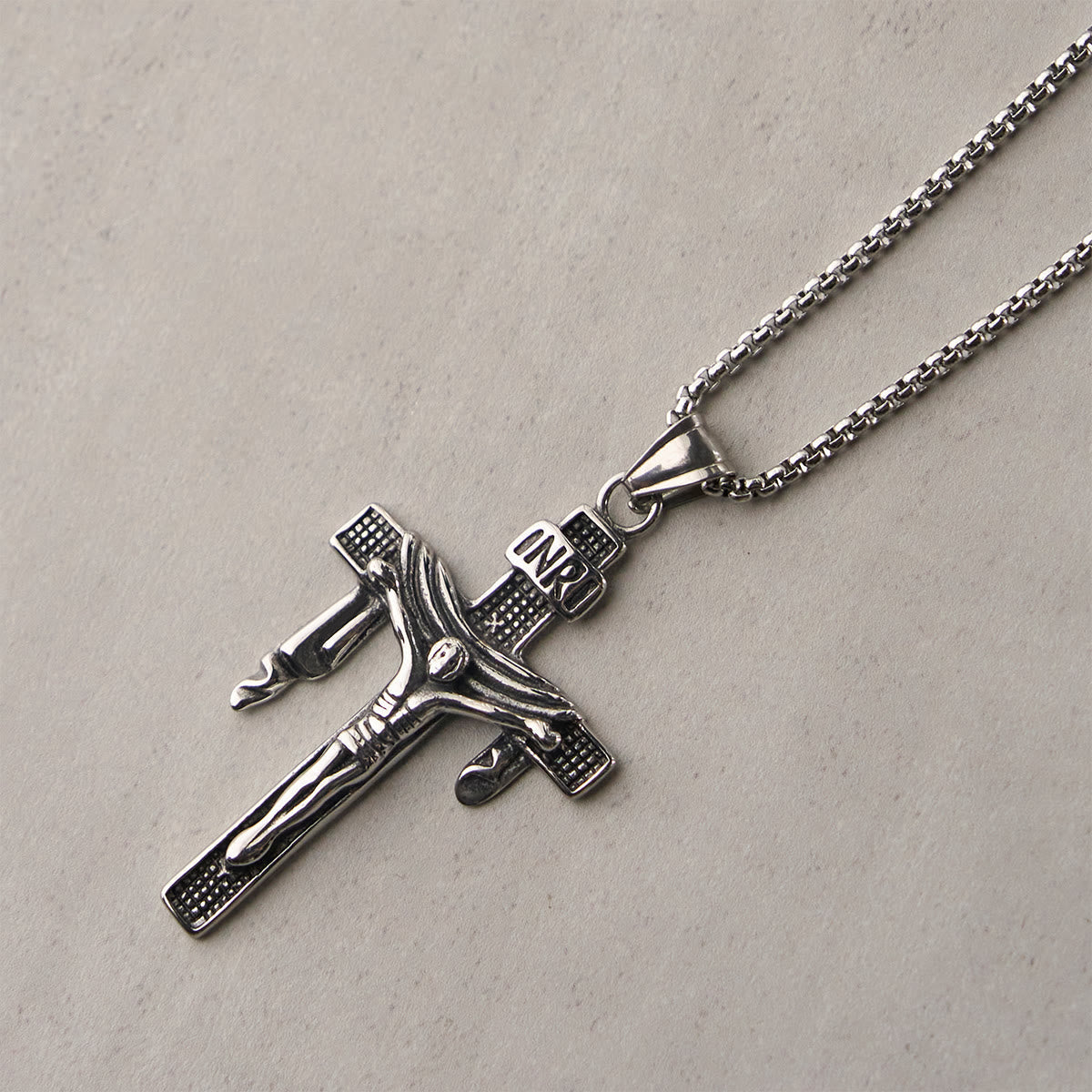 Collar Artístico de Cruz INRI en Plata de Ley: Mezcla Única de Arte y Fe