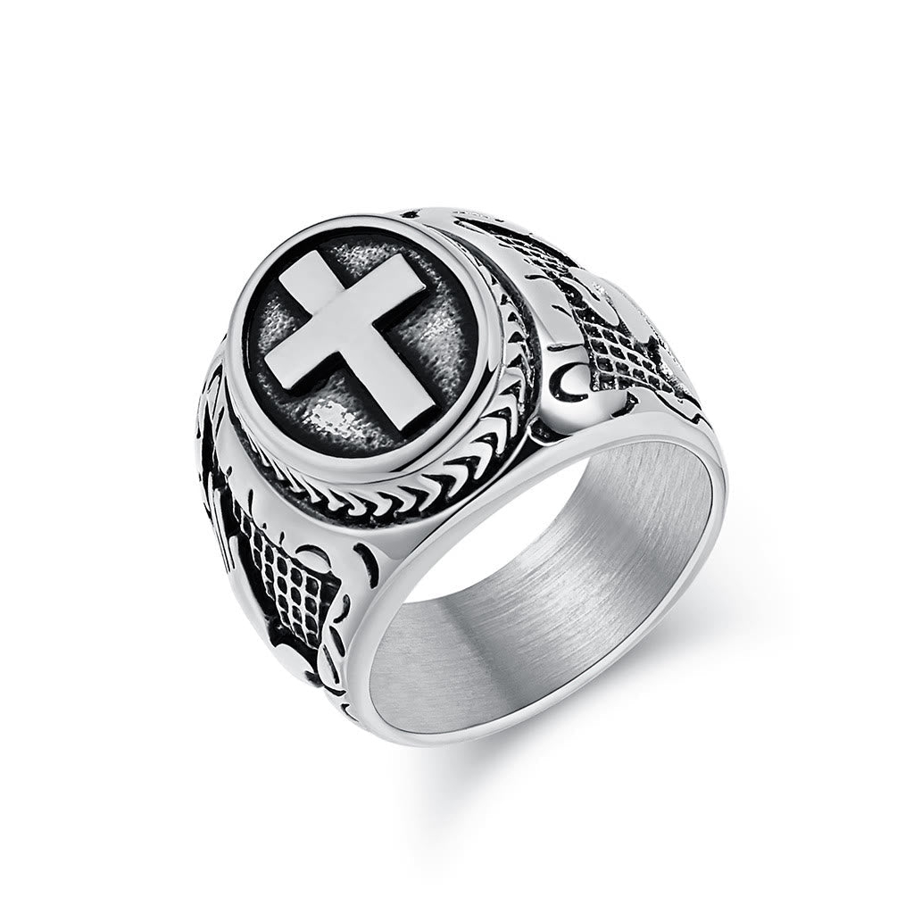 Anillo Metálico de Cruz con Detalle de Manos Orando: Moda Espiritual
