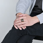 Anillo Metálico de Cruz con Detalle de Manos Orando: Moda Espiritual