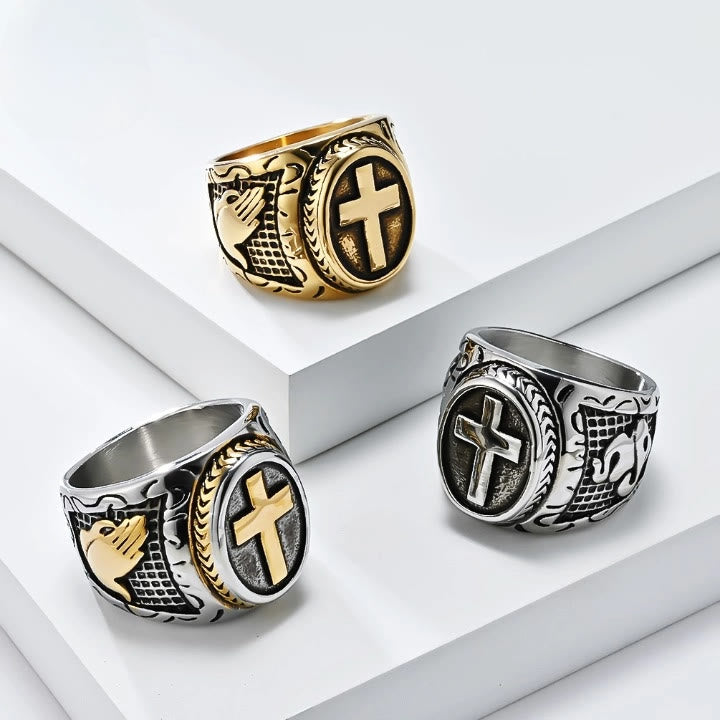 Anillo Metálico de Cruz con Detalle de Manos Orando: Moda Espiritual