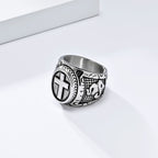 Anillo Metálico de Cruz con Detalle de Manos Orando: Moda Espiritual