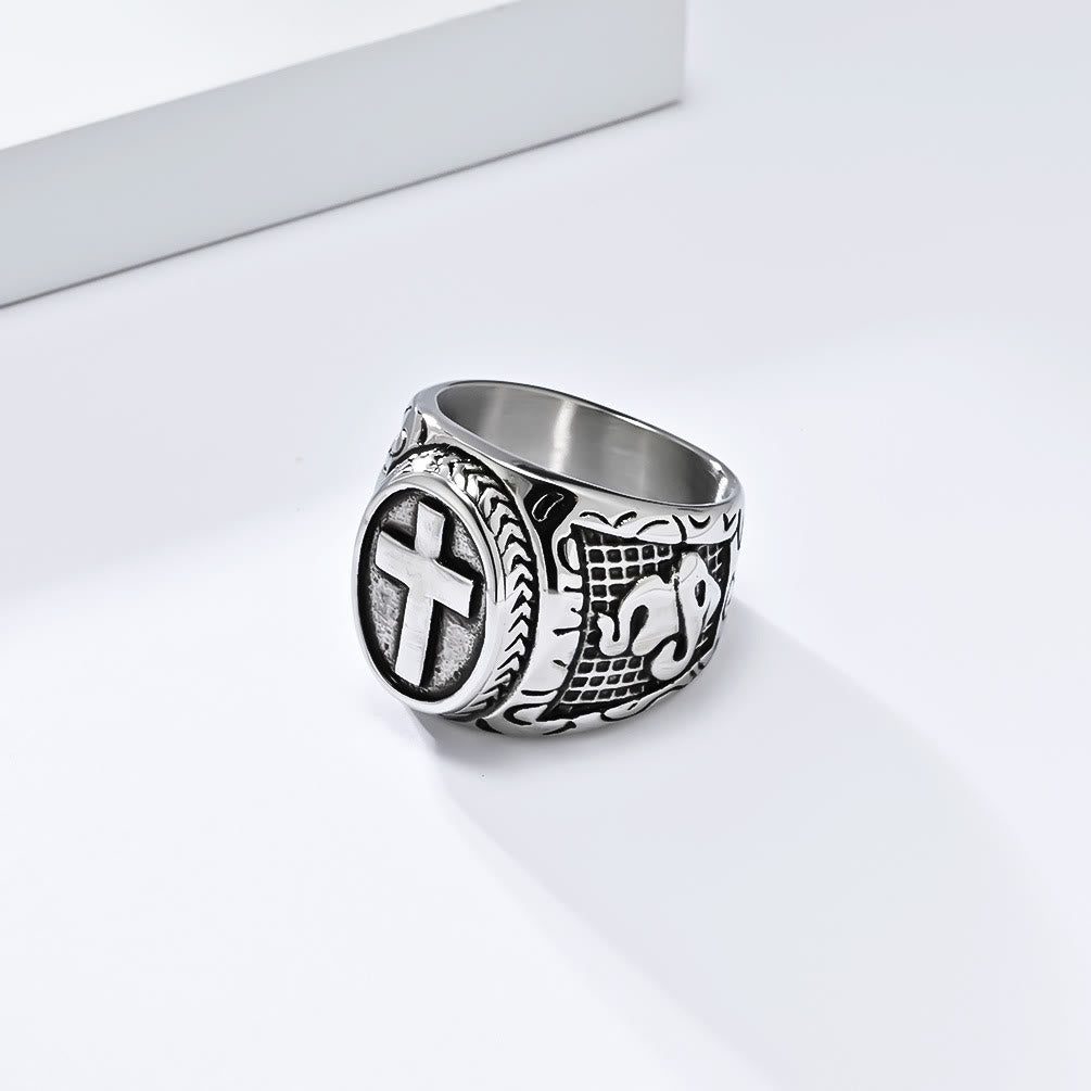 Anillo Metálico de Cruz con Detalle de Manos Orando: Moda Espiritual