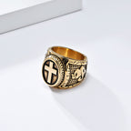 Anillo Metálico de Cruz con Detalle de Manos Orando: Moda Espiritual