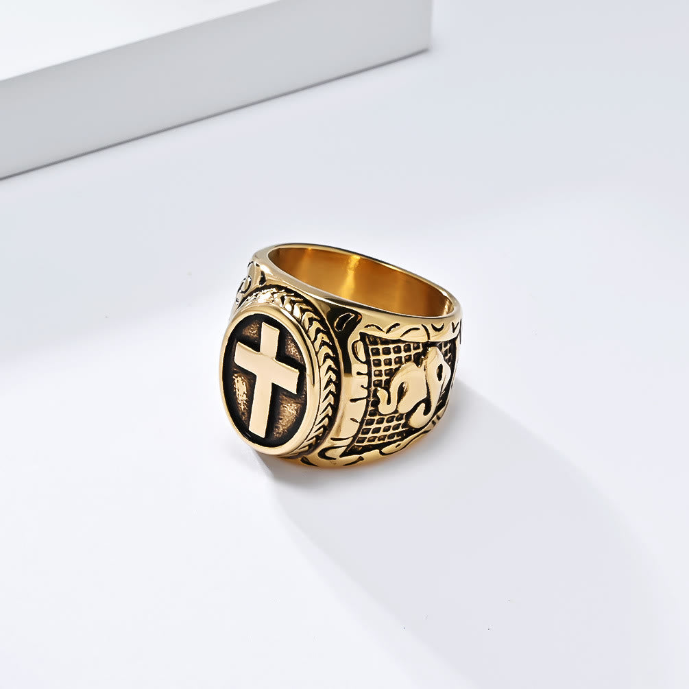 Anillo Metálico de Cruz con Detalle de Manos Orando: Moda Espiritual