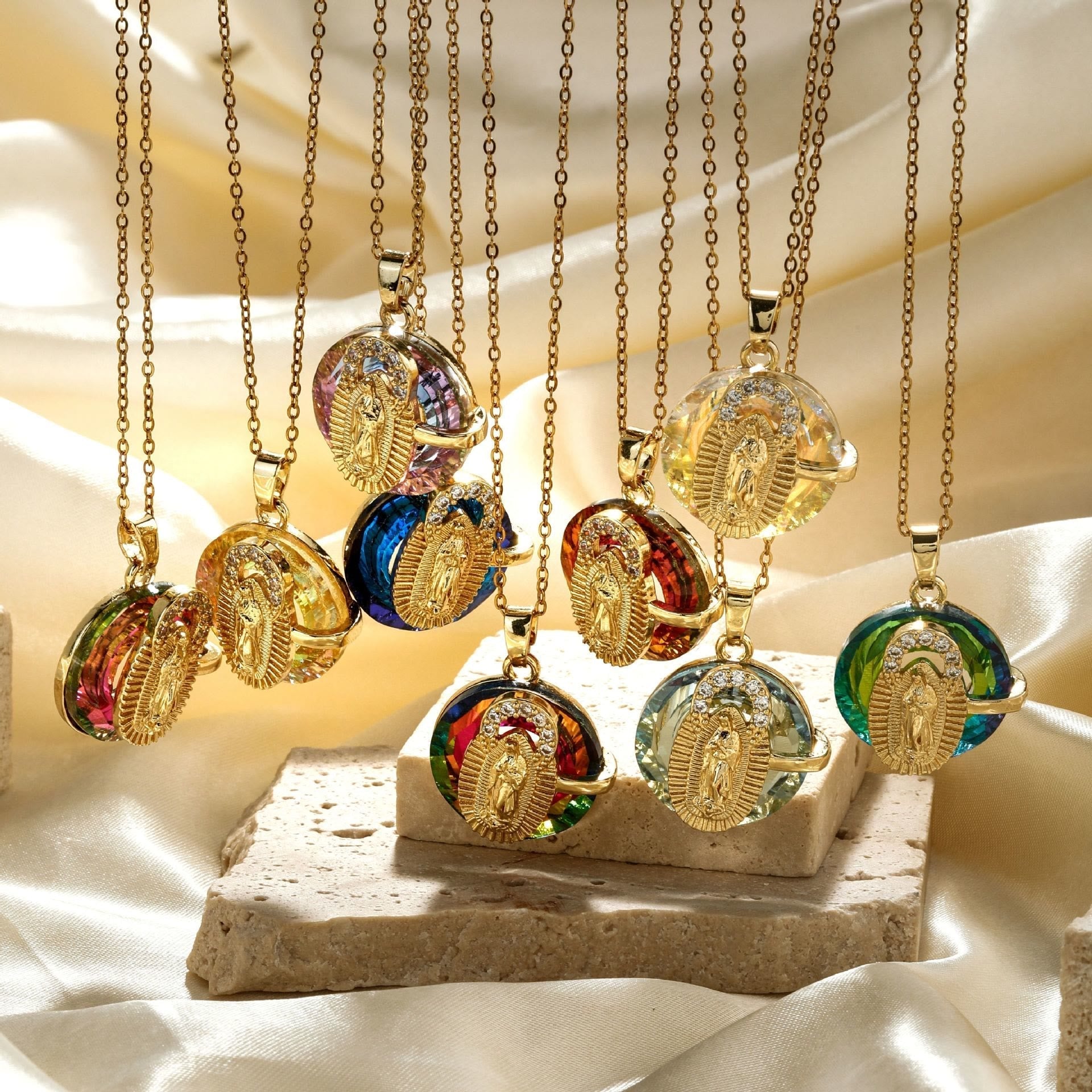 Collares de Cristal Multicolor de la Virgen: Joyería Artística Llena de Fe