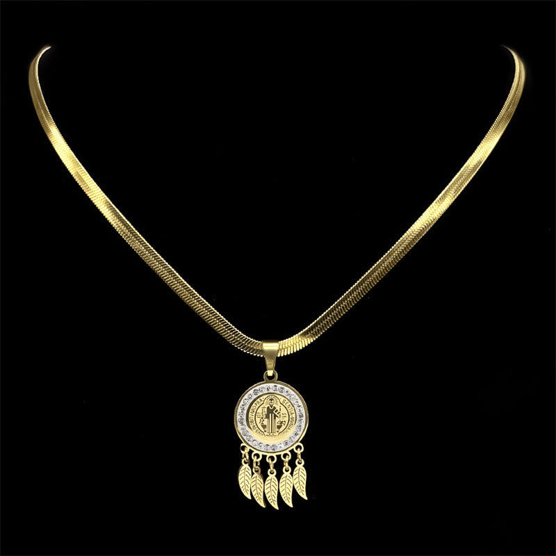 Collar con Dije de Ícono de Santo: Joyería Artística con Detalles de Circonia