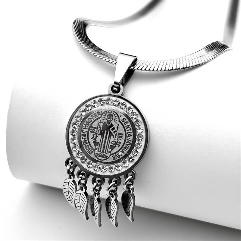 Collar con Dije de Ícono de Santo: Joyería Artística con Detalles de Circonia