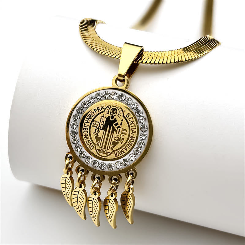 Collar con Dije de Ícono de Santo: Joyería Artística con Detalles de Circonia