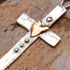 Collar de Cruz en Dos Tonos: Fe y Amor en Diseño Artístico