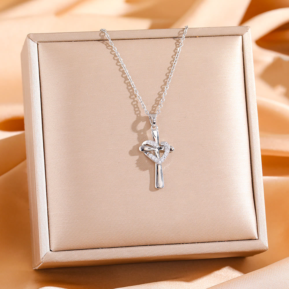 Collar de Corazón y Cruz en Dos Tonos con Circonias: Fusión de Amor y Fe