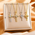 Collar de Corazón y Cruz en Dos Tonos con Circonias: Fusión de Amor y Fe