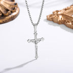 Collar Crucifijo de Jesús Tricolor: Fusión de Fe y Estilo