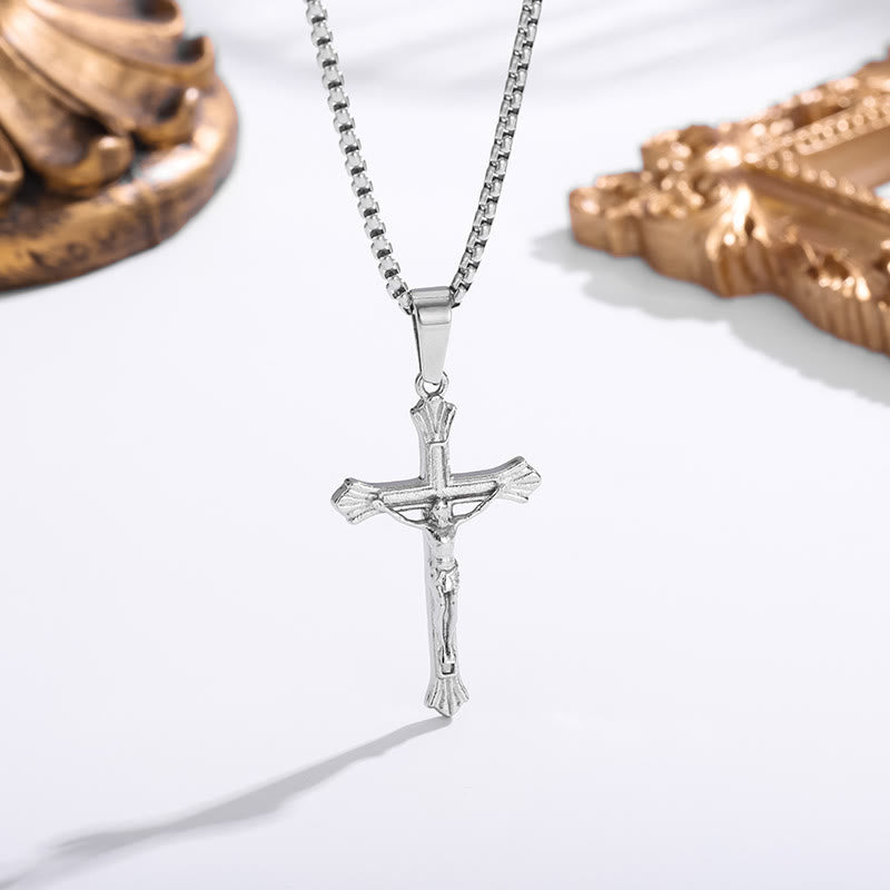 Collar Crucifijo de Jesús Tricolor: Fusión de Fe y Estilo
