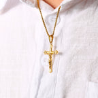 Collar Crucifijo de Jesús Tricolor: Fusión de Fe y Estilo