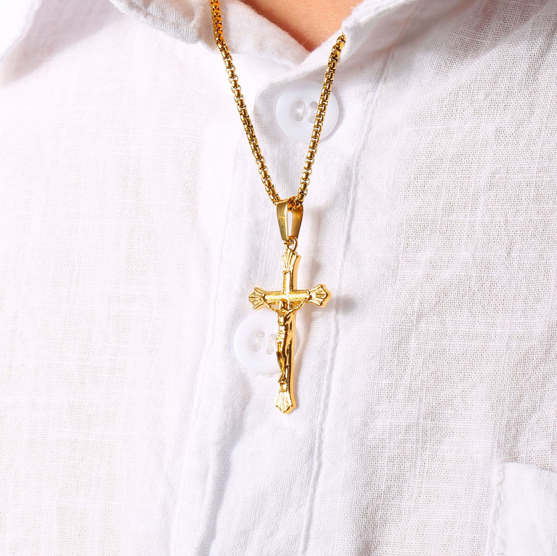 Collar Crucifijo de Jesús Tricolor: Fusión de Fe y Estilo
