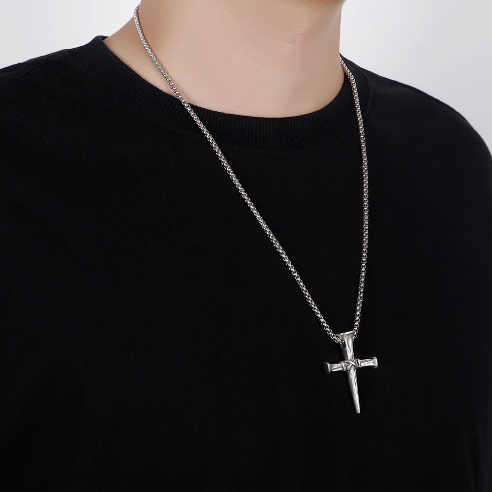 Collar Artístico de Cruz en Forma de Clavo para Expresar tu Fe