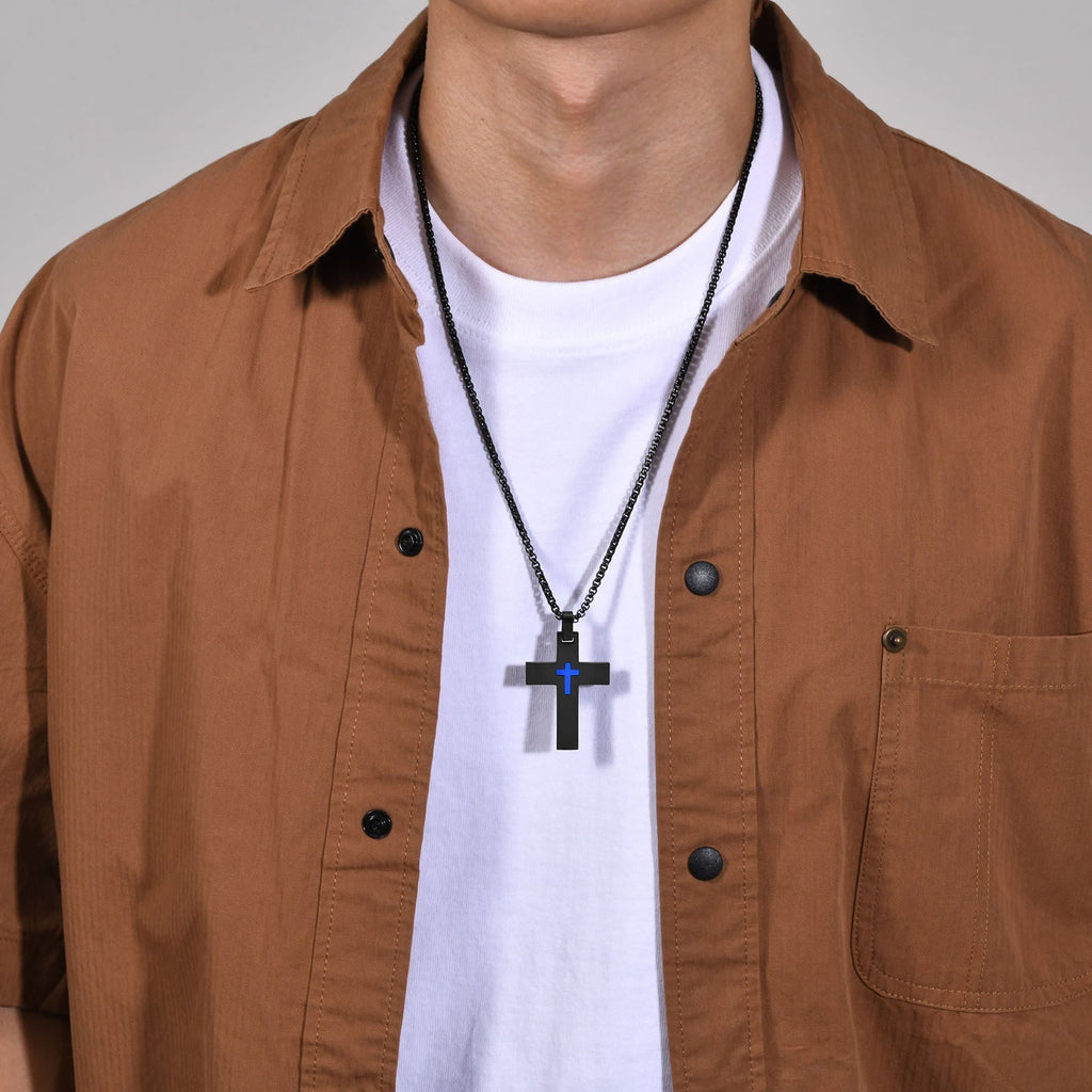Collar de Cruz de Acero Inoxidable en Dos Tonos: La Fe se Encuentra con el Estilo