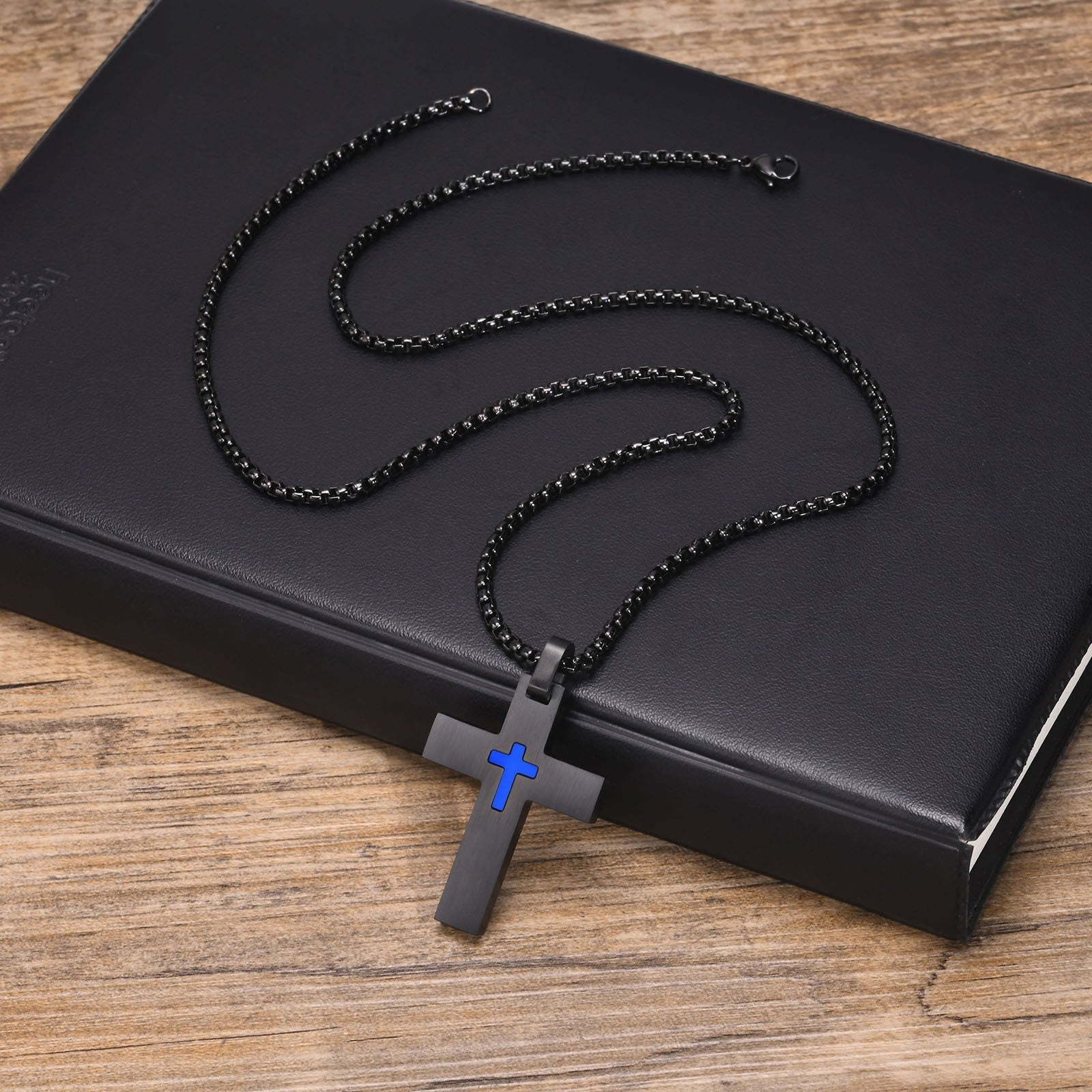 Collar de Cruz de Acero Inoxidable en Dos Tonos: La Fe se Encuentra con el Estilo