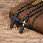 Collar de Cruz de Acero Inoxidable en Dos Tonos: La Fe se Encuentra con el Estilo