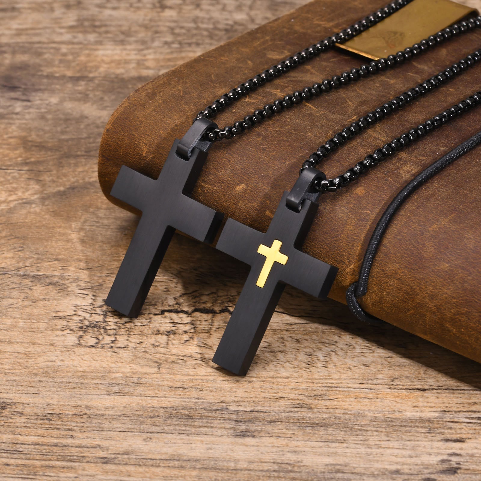 Collar de Cruz de Acero Inoxidable en Dos Tonos: La Fe se Encuentra con el Estilo