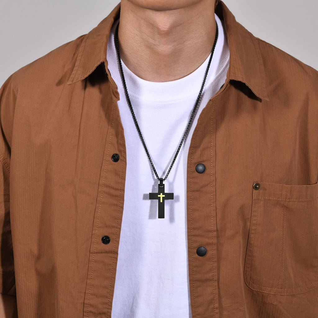 Collar de Cruz de Acero Inoxidable en Dos Tonos: La Fe se Encuentra con el Estilo