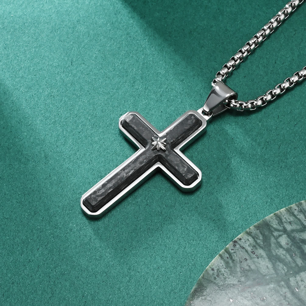 Collar de Cruz en Dos Tonos: Elegancia Fiel en Estilos Metálicos