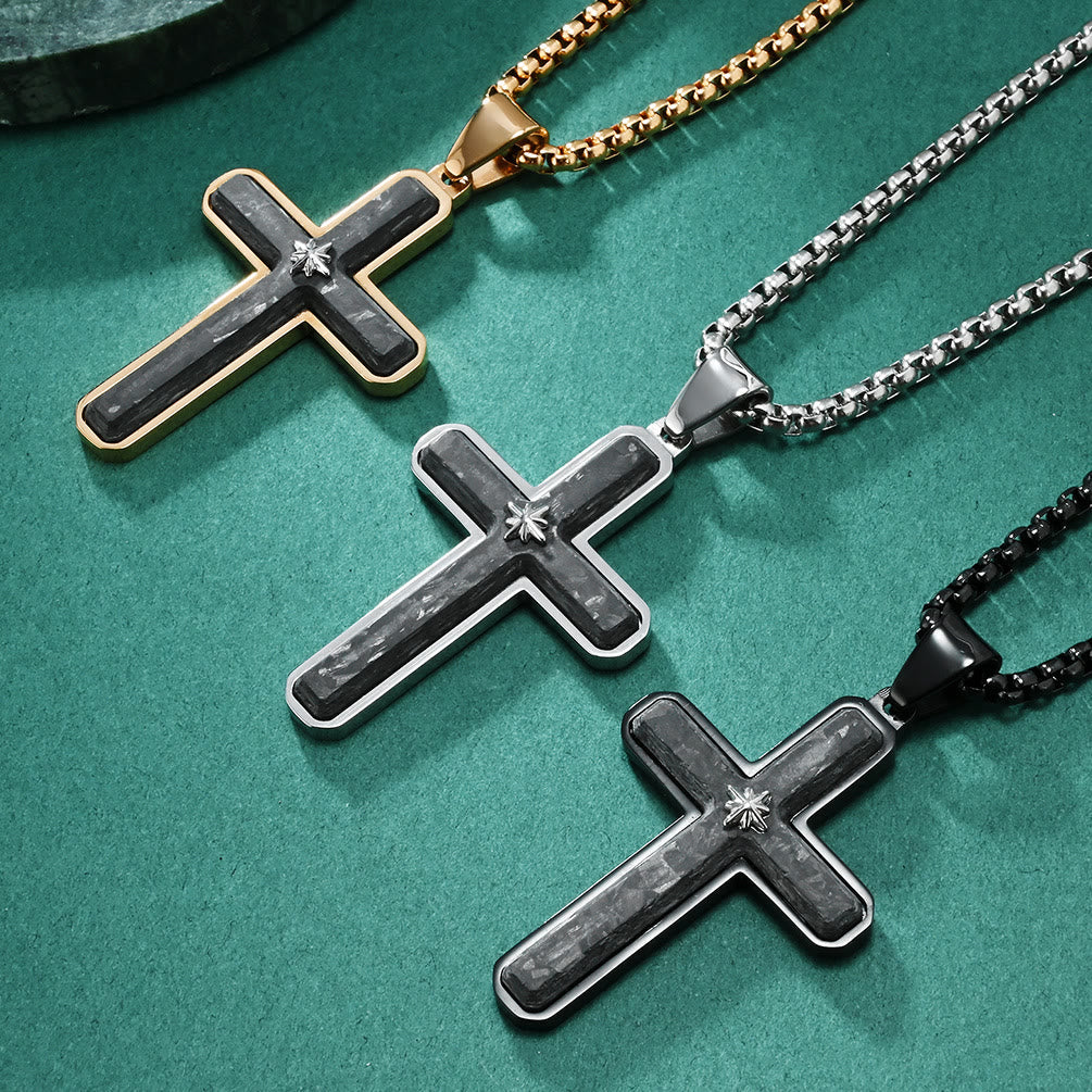 Collar de Cruz en Dos Tonos: Elegancia Fiel en Estilos Metálicos
