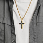 Collar de Cruz en Dos Tonos: Elegancia Fiel en Estilos Metálicos