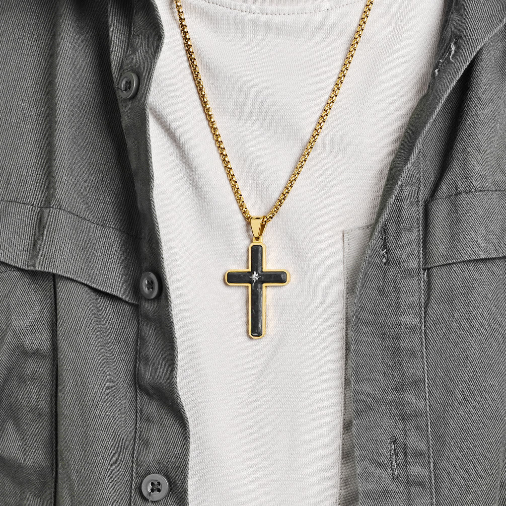 Collar de Cruz en Dos Tonos: Elegancia Fiel en Estilos Metálicos