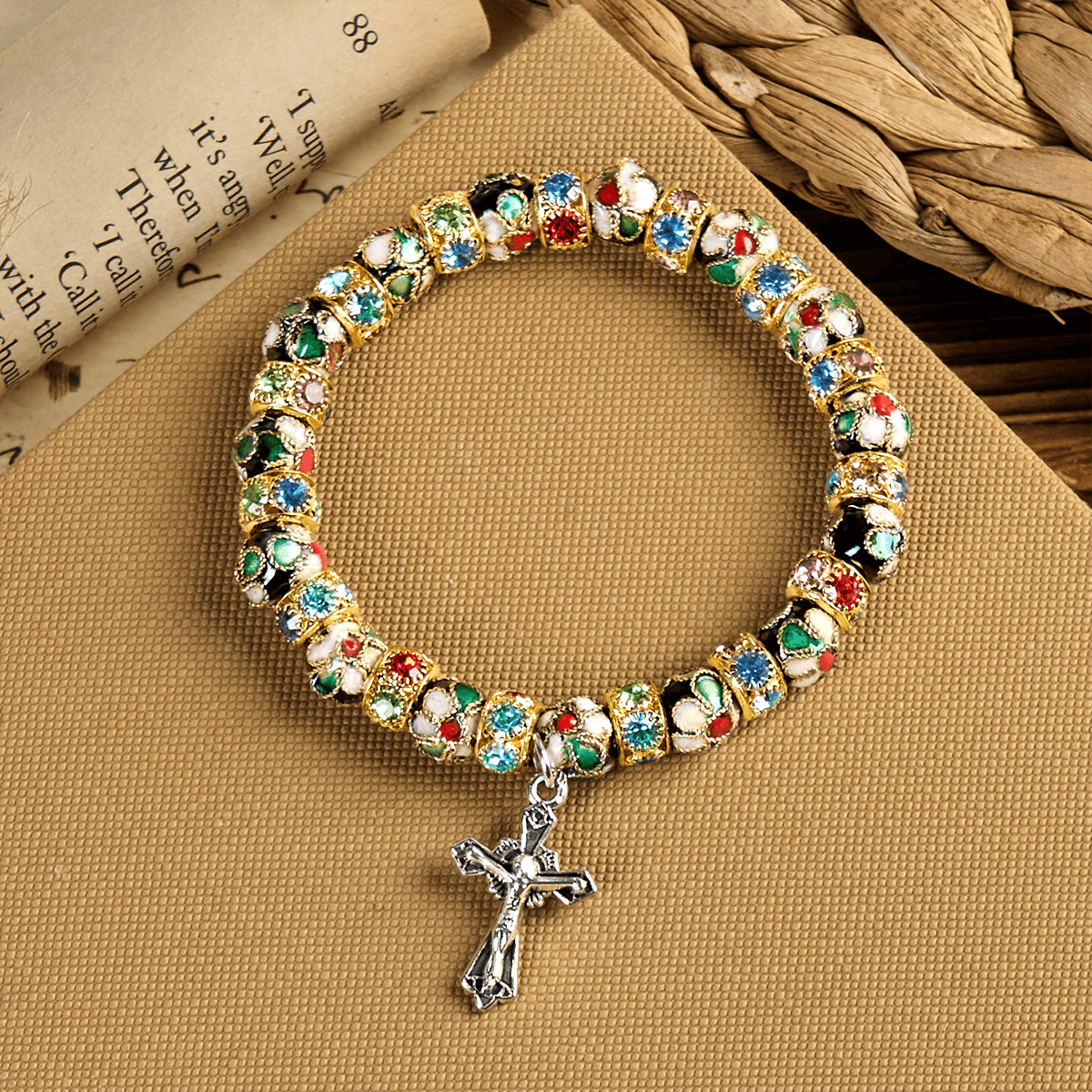 Pulsera de Fe Eterna con Cuentas Artesanales de Cloisonné: Testimonio de la Presencia de Cristo