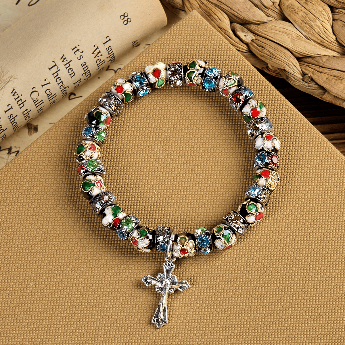 Pulsera de Fe Eterna con Cuentas Artesanales de Cloisonné: Testimonio de la Presencia de Cristo