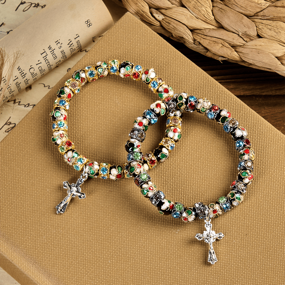 Pulsera de Fe Eterna con Cuentas Artesanales de Cloisonné: Testimonio de la Presencia de Cristo