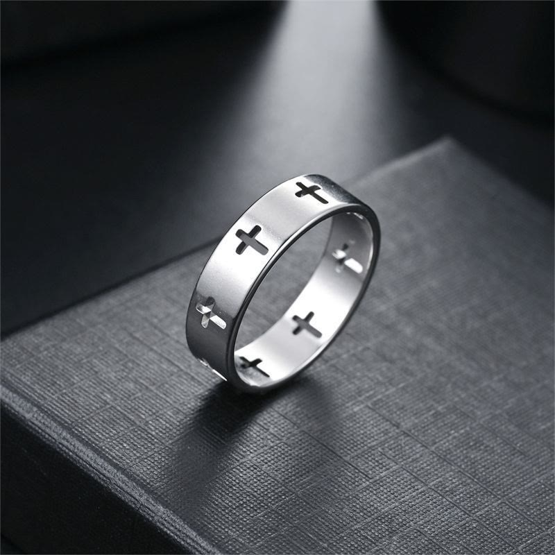 Anillo de Banda Calada con Varias Cruces: Joyería de Fe en Acero Inoxidable Bicolor
