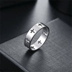 Anillo de Banda Calada con Varias Cruces: Joyería de Fe en Acero Inoxidable Bicolor