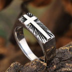 Anillo Religioso de Cruz con Carácter: Acero Inoxidable con Detalles Radiantes