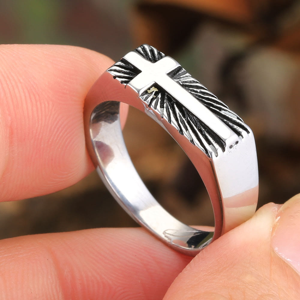 Anillo Religioso de Cruz con Carácter: Acero Inoxidable con Detalles Radiantes