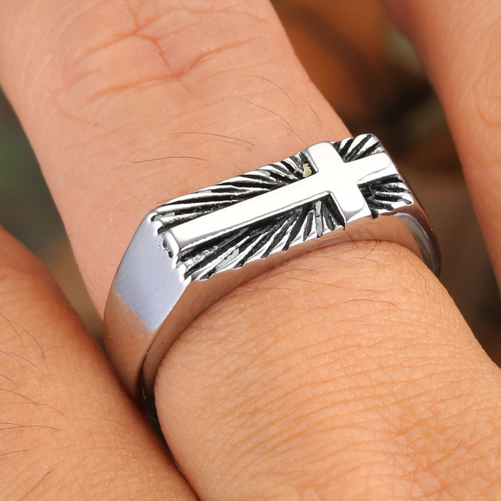 Anillo Religioso de Cruz con Carácter: Acero Inoxidable con Detalles Radiantes