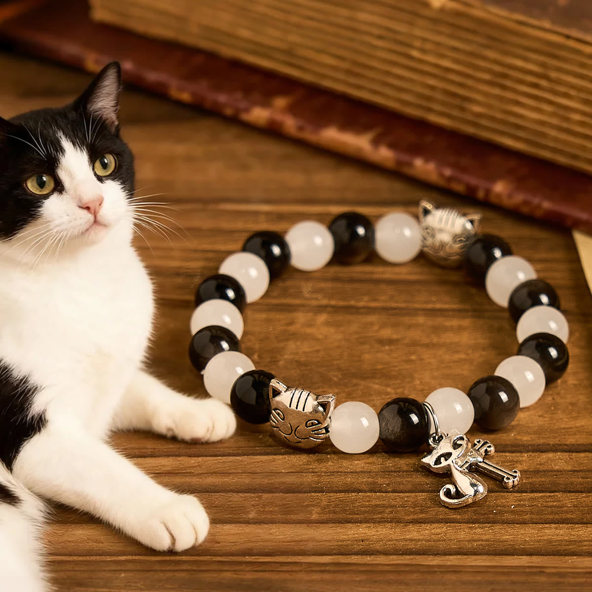 Pulsera Animal de Cuentas con Gata Blanca y Negra "Bendición de la Virgen"