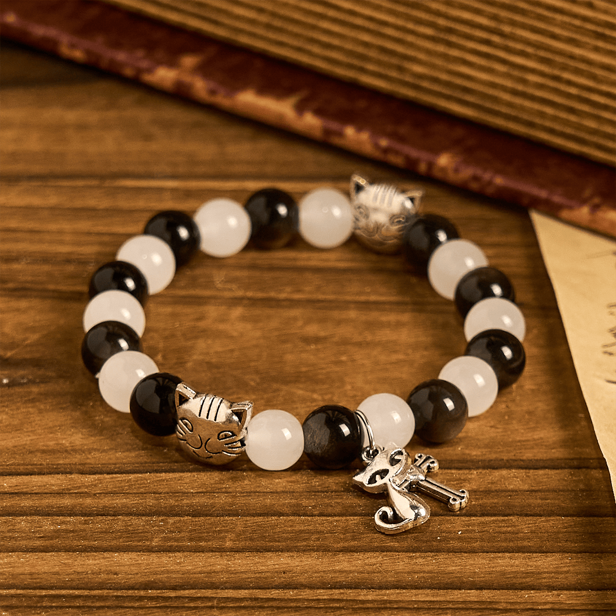 Pulsera Animal de Cuentas con Gata Blanca y Negra "Bendición de la Virgen"